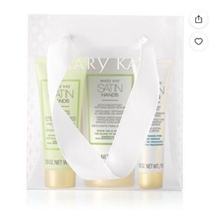Mary Kay Satin Hands Pampering Set - Green and WhiteTea